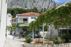 Apartments with a parking space Omis - 2745